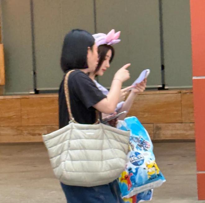 毛晓彤现身新加坡环球影城戴蝴蝶结发箍瘦瘦